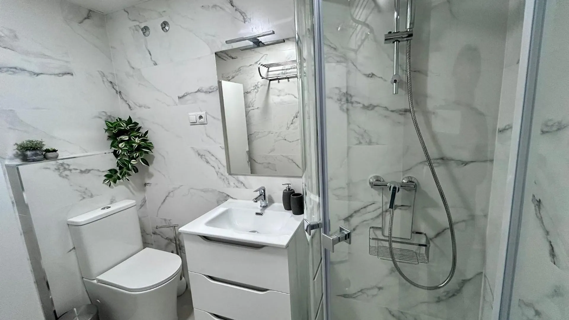 Apartment Ver64 - Nuevo, Reformado 100, Terraza, Wifi, Playa A 600 Metros, Centro A 300 Metros Torremolinos
